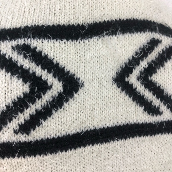 BKE Boutique Fuzzy White & Black Aztec Sweater XL - Picture 6 of 12